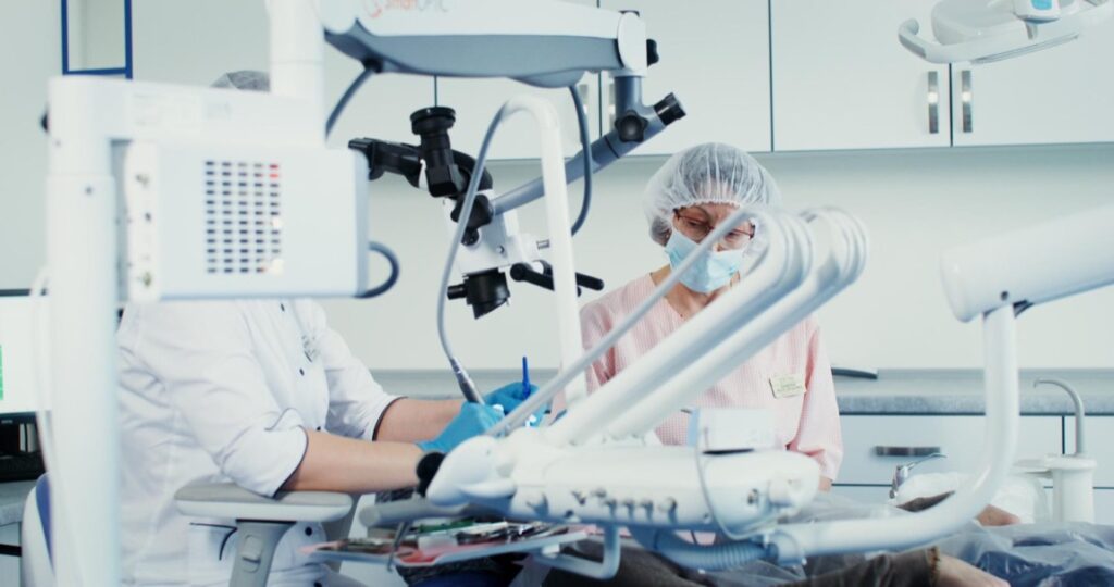 Mikroskop stomatologiczny, choć nie jest nowością w świecie medycyny, w ostatnich latach zyskał na znaczeniu jako niezbędne narzędzie w praktyce dentystycznej