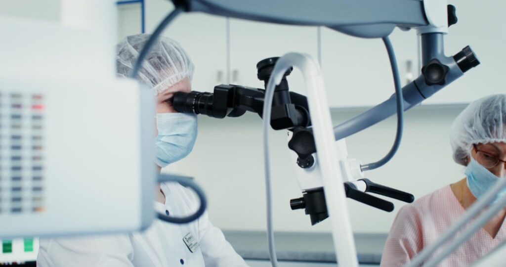 Mikroskop stomatologiczny, choć nie jest nowością w świecie medycyny, w ostatnich latach zyskał na znaczeniu jako niezbędne narzędzie w praktyce dentystycznej